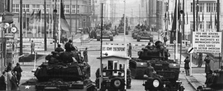 Berlin 1961 amerikanische und russische Panzer stehen sich angriffsbereit gegenüber