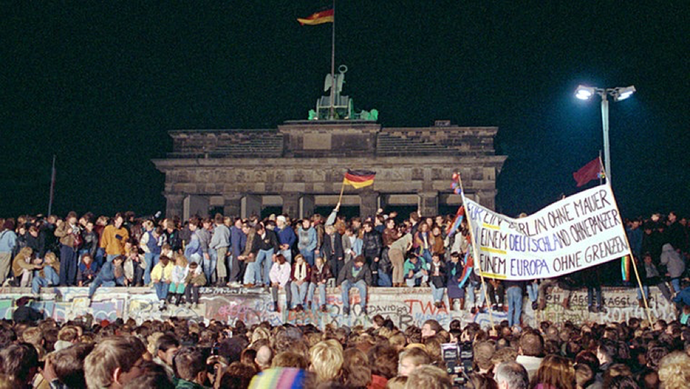 Berlin 9. November 1989 Menschen feiern ihre Freiheit auf der Mauer vor dem Brandenburger Tor